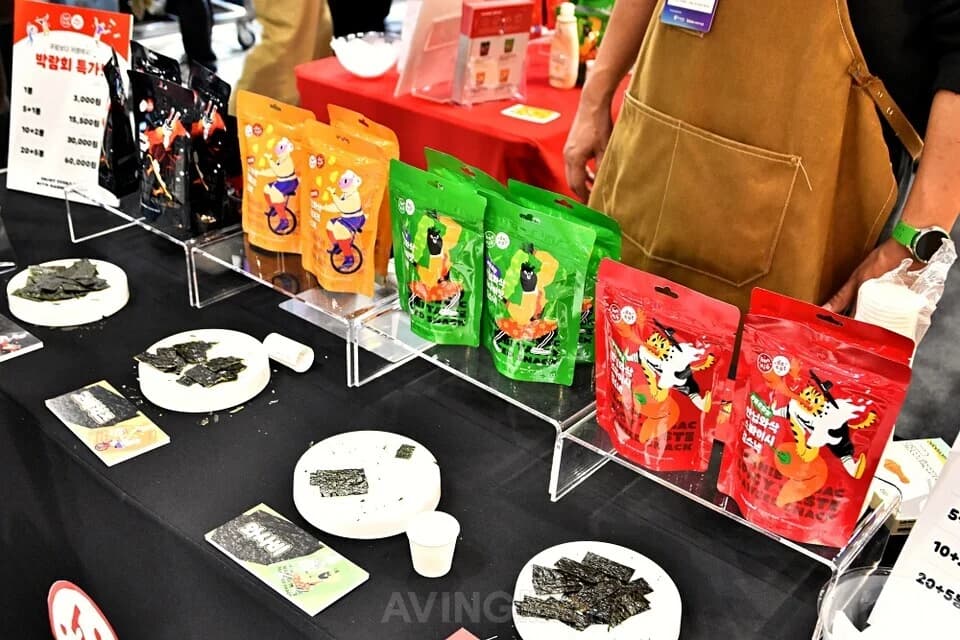 Various flavors of HANNIB WASAK seaweed snacks from AMBITIONPLAN on display at Drink Seoul 2025 | Photo by AVING News