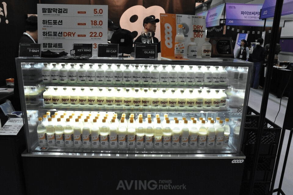 Makgeollis stored in a refrigerated display for on-site sales at PalPal Yangjojang booth | Photo by AVING News