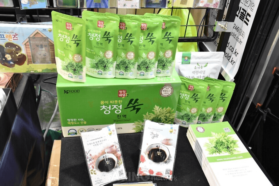 BETHEL FOOD Corp. (SsukHealth), an agricultural cooperative from Baengnyeongdo, also exhibited its “Body-Warming Clean Mugwort Extract” at ME IN GOLD’s booth. Both companies are located in Incheon. | Photo by AVING News