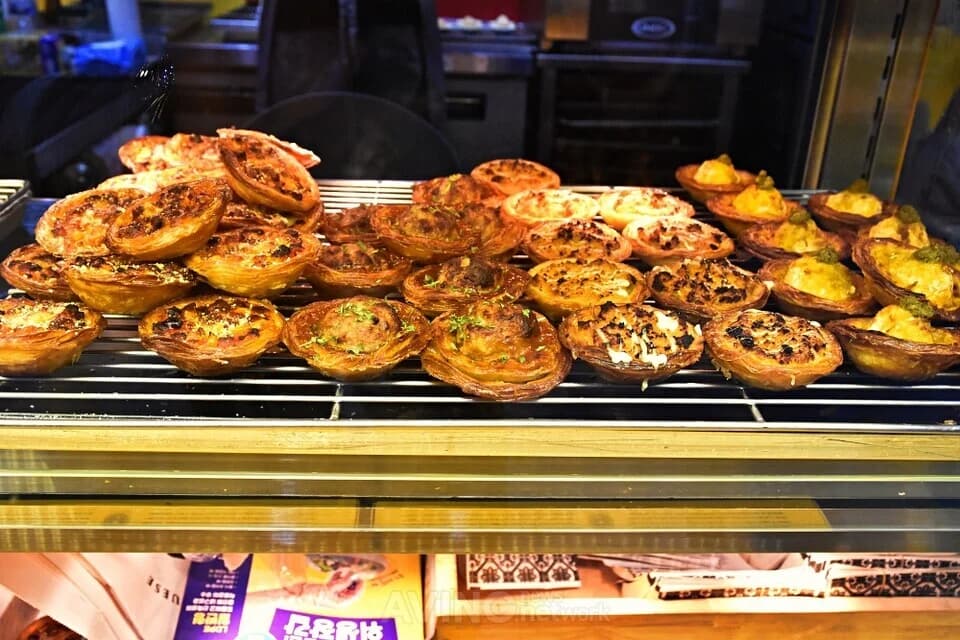 A variety of egg tarts from NATA O BICA on display at Drink Seoul 2025 | Photo by AVING News