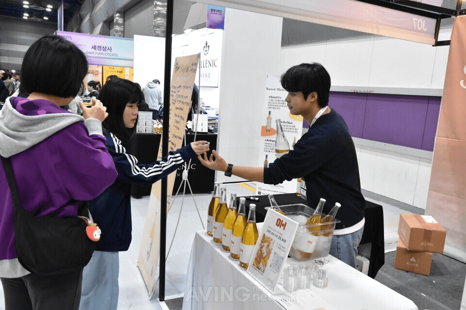 A visitor samples Sparkling Tea OH at the LeafLab booth during Drink Seoul 2025 | Photo by AVING News