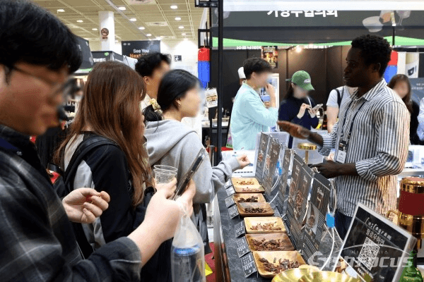 17일 부스를 찾은 관람객들이 주류 상품을 살펴보고 있다.(6) (사진 / 오훈 기자)