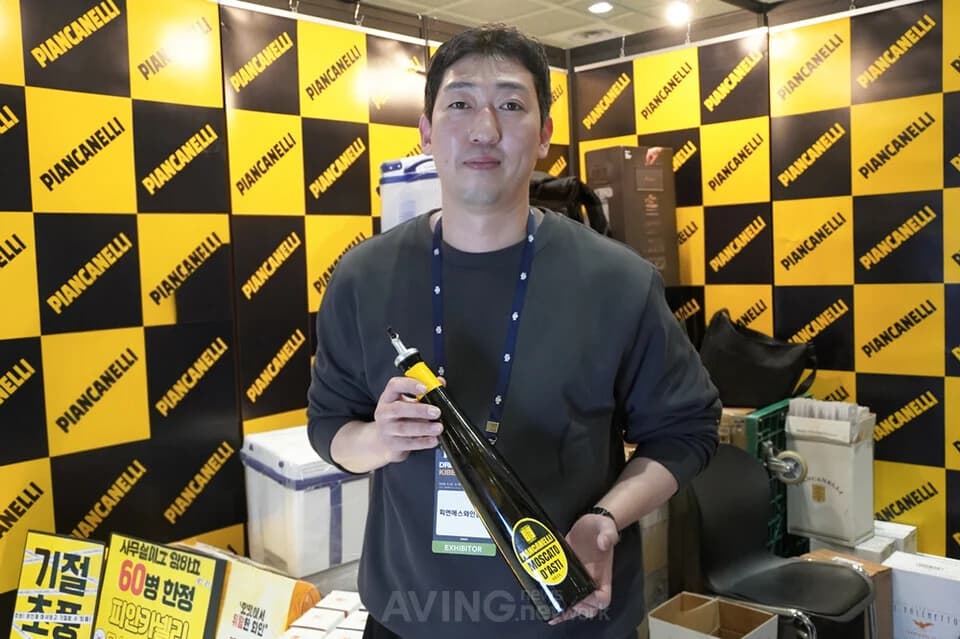 최종호 피엔에스와인컴퍼니 대표가 드링크서울 2026 현장에서 기념 사진을 촬영 중인 모습. | 촬영 - 에이빙뉴스