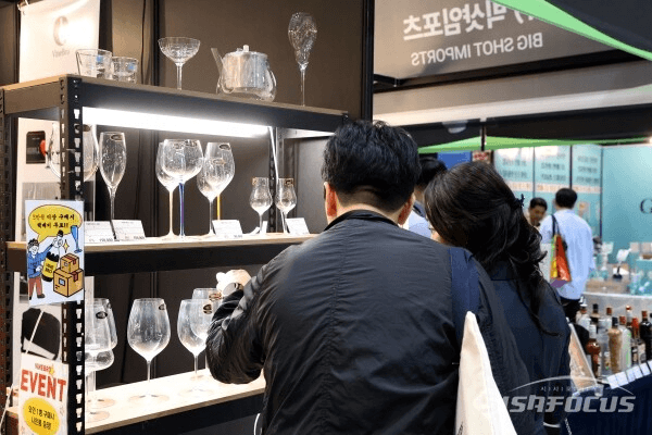 17일 부스를 찾은 관람객들이 주류 상품을 살펴보고 있다.(5) (사진 / 오훈 기자)