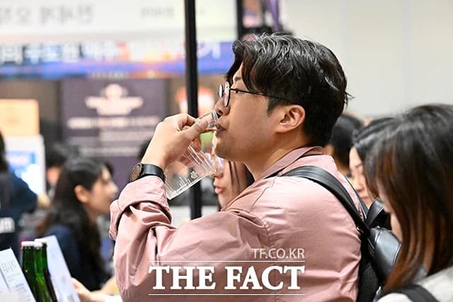 대한민국맥주박람회 & 드링크서울이 16일 오후 서울 강남구 코엑스에서 열린 가운데 행사장을 찾은 방문객이 출품된 맥주를 시음하고 있다. /송호영 기자
